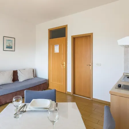 Apartamento 1 Bedroom Stunning In Makarska